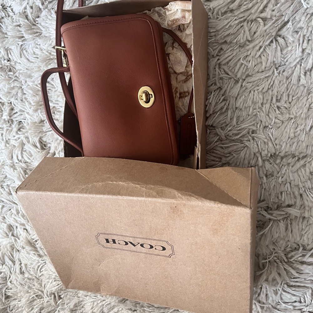 Vintage Coach Brown Willis Turnkey Purse with strap and orig box